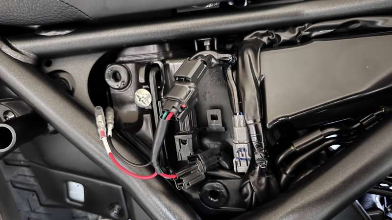 コネクタはツメで車体に固