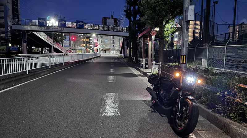 道路の端には近づかない